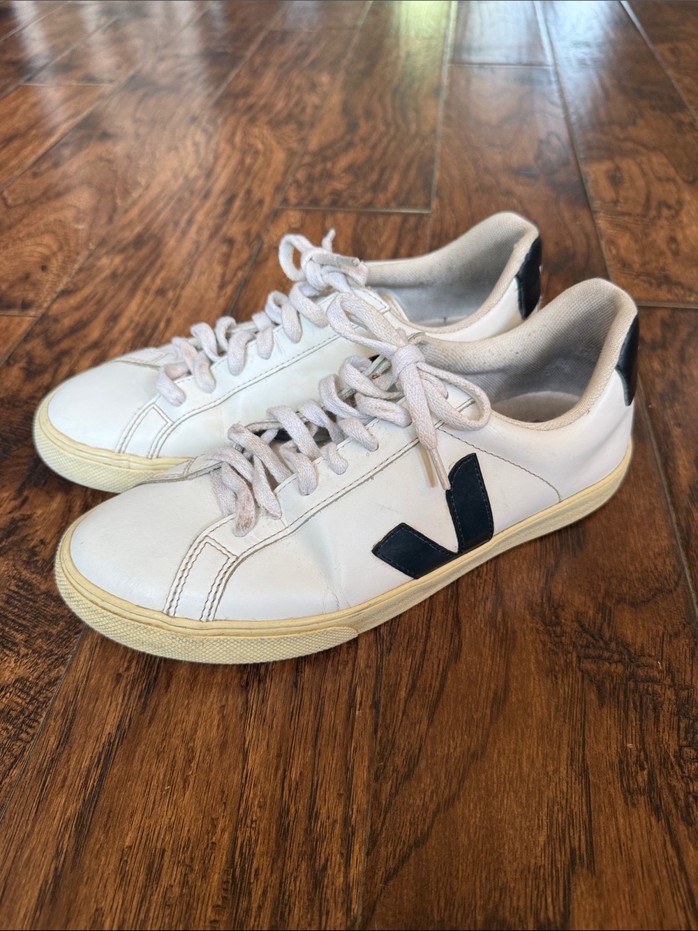 Veja Esplar Low-Top Leather Sneakers with Black Accent, size 8